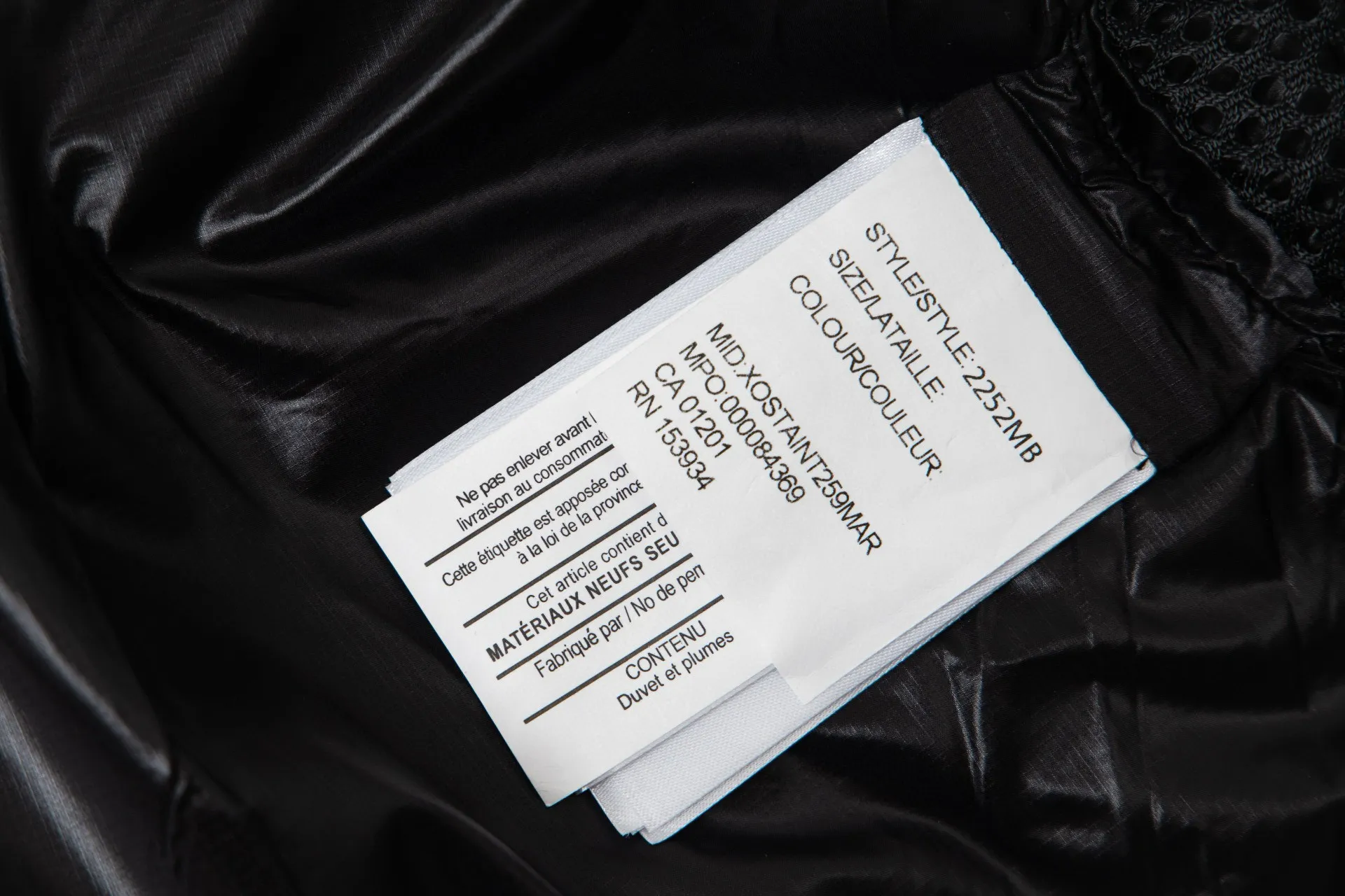 P780 Canada Goose New Puff Couple Style Hooded Down Jacket 1️⃣The fabric is made of recycled Feather-Light tear-resistant fabric, which is ultra-light and has no weight-bearing feeling on the upper body. The unique black label highlights the temperament. The interior is filled with white duck down, making the upper body very light and comfortable! 2️⃣It is very youthful and energetic, and can be easily worn by both men and women. It is very in line with the fashion aesthetic concepts of today's young people! 3️⃣ A full set of customized accessories, complete with three standards, same style for men and women, a must-have for couples. Size: S-XXL